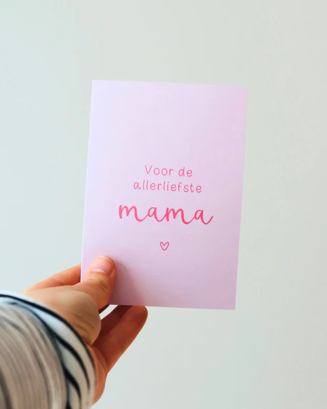 𝗠𝗼𝗲𝗱𝗲𝗿𝗱𝗮𝗴 𝗸𝗼𝗺𝘁 𝗲𝗿𝗮𝗮𝗻 🌼 

Op zondag 11 mei, een dag om even stil te staan bij haar. De moeder die altijd klaarstaat. Die luistert, lacht, zorgt.

Een kaartje met een lieve tekst zegt vaak al genoeg. Of je nu bent van de uitgebreide tekst in een kaartje of het klein houdt — het komt recht uit jouw hart.

In de webshop vind je Moederdagkaartjes in allerlei soorten.

#moederdag #moederdagcadeau
