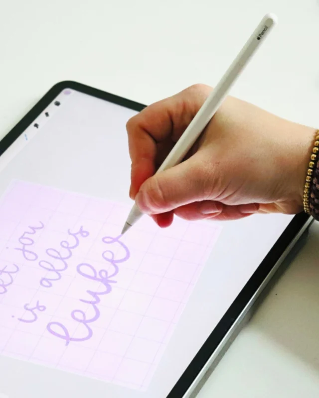 Wat je hier ziet? Dat ben ik, aan het schrijven op mijn iPad — met de hand. Elk kaartje dat je in mijn webshop vindt, begint precies zo: met een handgeschreven tekst.

Geen standaard lettertypes of digitale trucjes, maar écht eigen werk. Van de eerste letter tot het eindresultaat op papier: alles is met liefde en aandacht gemaakt. Daarna laat ik het drukken, zodat jij er iemand blij mee kunt maken 💌

#handgeschreven #handmade #wenskaarten #kaartjesturen